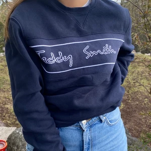 Sweater Teddy smith - Tjocktröja i marinblå  köpt från Teddy Smith i frankrike,  super mjuk och skön fit. Superskön att dra på sig på sommarkvällar. Tröjan är i strl S men är köpt på killavdelningen och passar även hon på bilden som har storlek m.