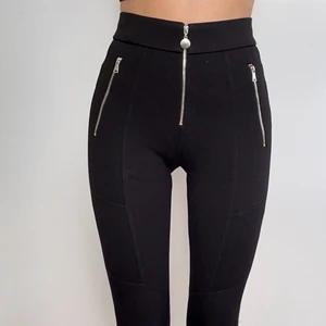 Zara Tights  - Jättefina svarta tights med guld detaljer från Zara, aldrig använda endast provade! Storlek XS. Köparen står för frakten 💕 