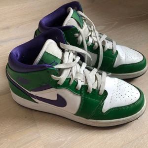 Jordan mid strl 38 - Jordan mids Incredible Hulk i storlek 38 US5.5Y. Skulle dock säga att de är lite små i storleken. Nypris ca 3000kr. Creases finns och en liten skada på baksidan av vänstra skon (se andra bilden). Utöver det är de i gott skick! Kartongen finns ej kvar. Köparen står för frakten 🌹✨