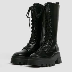 Svinsnygga boots som aldrig kom till användning 😫 från pull & bear i storlek 39. Fraktar helst inte men kan lösas om önskas. Möts upp i Malmö ⭐️