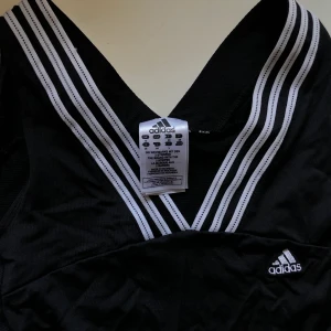 HELT NY ADIDAS TOPE - Hejsan!! Säljer den här finns topen från adidas, har aldrig använt den bara provat en gång. 