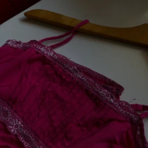 Rosa linne  - hej!!!Finn rosa linne, könna att ha på. För mer bilder eller frågor är det bara att fråga.💞 lägger mycket ut nu så kolla gärna in på mina andra inlägg 