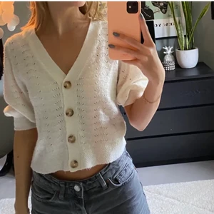 Stickad kofta  - Jättesöt stickad kortärmad kofta från Mango. (båda bilderna är lånade) Stolek S men passar allt från XS-M. Skriv för fler bilder!💕⭐️