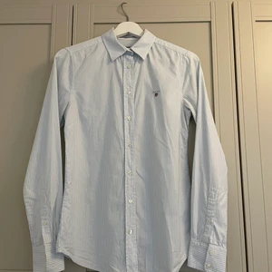 Gant skjorta storlek 34 - Fint skick, sparsamt använd. Blåvitrandig 