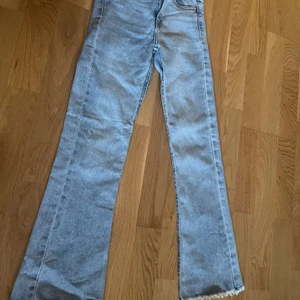 Utsvängda jeans - Ett par utsvängda jeans ifrån young gina, dem är i storlek 140 men passar mig som har 152 utmärkt! Dem är använda under hösten 2021 men dem ser relativt nya ut😆 Har man storlek 140 så skulle jag säga att dem sitter lite högmidjat men har man ca 146/152 så sitter dem lågmidjat (iallafall på mig)👍🏻  dem ser inte mycket ut för världen på bild men kan lova att dem sitter riktigt snyggt (se bild 2) 