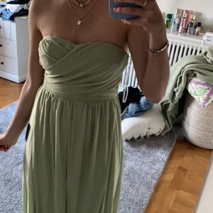 Balklänning - Så sjukt söt strapless balklänning som passar helt perfekt till bal. Färgen är så himla fin och är så nice när man är brun! 😍 Dock har den fått en grön fläck (från en bläckpenna) inuti men som inte syns utan på. Aldrig använd - passar mig som är XS/S