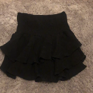 Svart volangkjol - Svart volang kjol i strl xs💓 