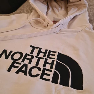 The North Face hoodie - Väldigt fin och bekväm hoodie men blev för liten för mig