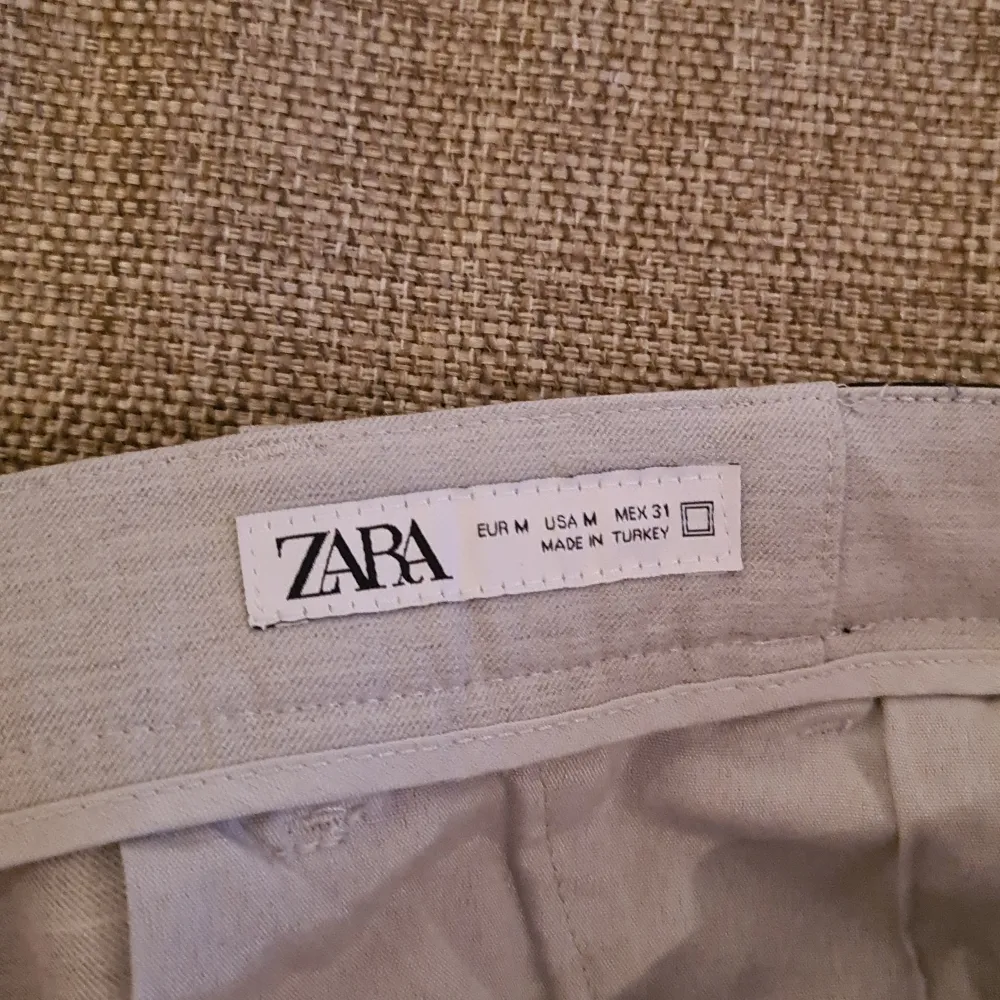 Ett para grå byxor från Zara som icke passar mig längre.. Jeans & Byxor.
