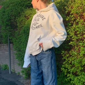 Abercrombie and fitch hoodie - Vit Abercrombie and fitch hoodie med tryck. Storlek M i herr men passar XS-L beroende på hur löst man vill att den sitter. Säljer då den tyvärr inte kommer till användning längre. Frakt tillkommer💕