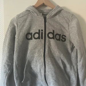 Adidas tröja  - Barnstorlek M 