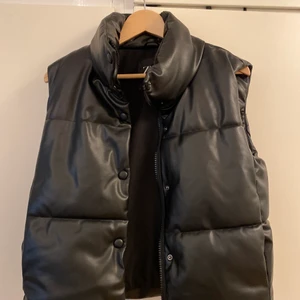 Väst - Fake läder väst från zara, använd fåtal gånger (max 5 ggr) 