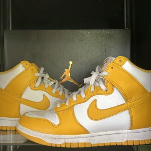 Dunk high dark sulfur  - Dunks i en ljus gul färg som ☀️passar perfekt till sommaren☀️, 💥BOX FINNS💥, skorna är i storlek 37,5 men funkar som 36,5, de har inga skador eller märken förutom lite creases