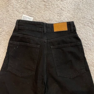 ❗️Svarta zara jeans❗️ - 💕Säljer jeansen då jag inte använder de längre. Jeansen är i storlek 36💕