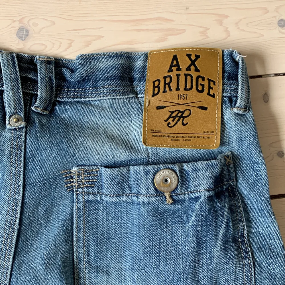Vintage jeansshortsmed en massa coola detaljer, knäppen på fickorna och annat! Skriv för fler bilder 🌠Midjemått: 70cm. Shorts.