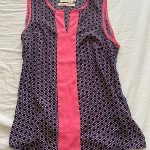 Holly & Whyte Top stl. 36 - Tunnare sommartop från Holly & Whyte by Lindex. Marinblått/vitt/rosa med mönster. V-ringning längs upp men kan stängas med en guldknapp. Polyester