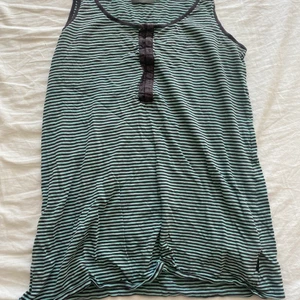 WESC Linne stl. M - Grönt/svart linne med en lösare fit från WESC. Knäppe framtill vid bysten. 100% bomull