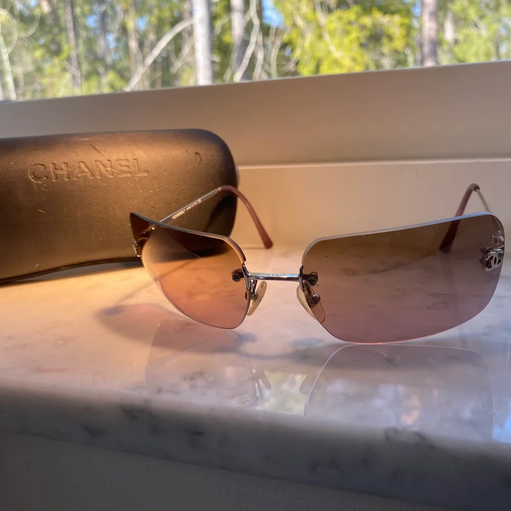 Säljer dessa jättefina solglasögon med metall ram från Chanel. De är äkta och kommer med ett äkta fodral. Nypriset är ungefär 2500. Köparen står för frakt! 💖. Accessoarer.