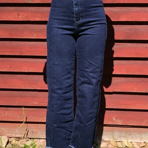 Blue Rags Jeans - Mina fina jeans som bara är använda ett par gånger är tyvärr förkorta för mig (167cm) men annars väldigt fina och sköna. Storlek 34 och tycker att de sitter bra i midjan. 