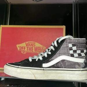 Vans hi black/white - Vans i hi modell, extremt sköna och av bra kvalitet, använda men i mycket bra skic, skorna är i storlek 39 men passar som 40 💥BOX FINNS💥, det är en skatesko men funkar som en vardagssko 💥PRIS KAN DISKUTERAS VID SNABB AFFÄR💥, jag