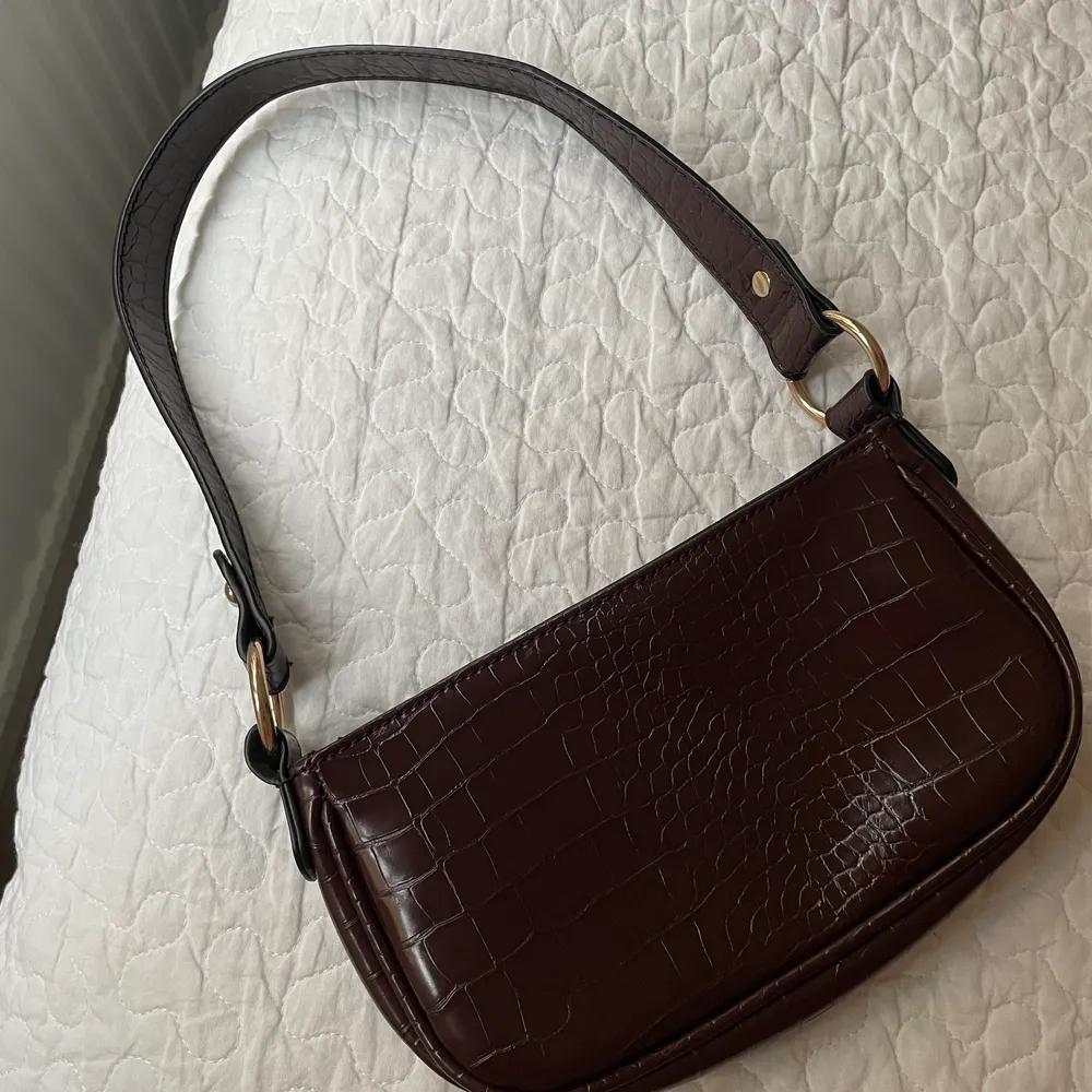 Fin väska, sparsamt använd 💗 jättefin brun färg. Skriv privat vid intresse 🌸 . Väskor.