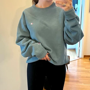 Oversize collegetröja från Champion - En otroligt mysig collegetröja från Champion i en så fin blå färg. Tröjan är oversize som gör tröjan både cool och mysig!