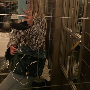 NAKD JACKA - Rutig jacka fr NAKD. Storlek 42 men jag är normalt en S. Sitter boxigt och jättesnyggt! 