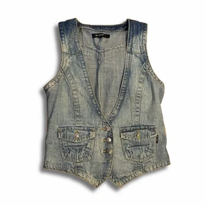 Jeans väst - En super fin jeansväst som sitter tajt i storleken S. köparen står för frakt