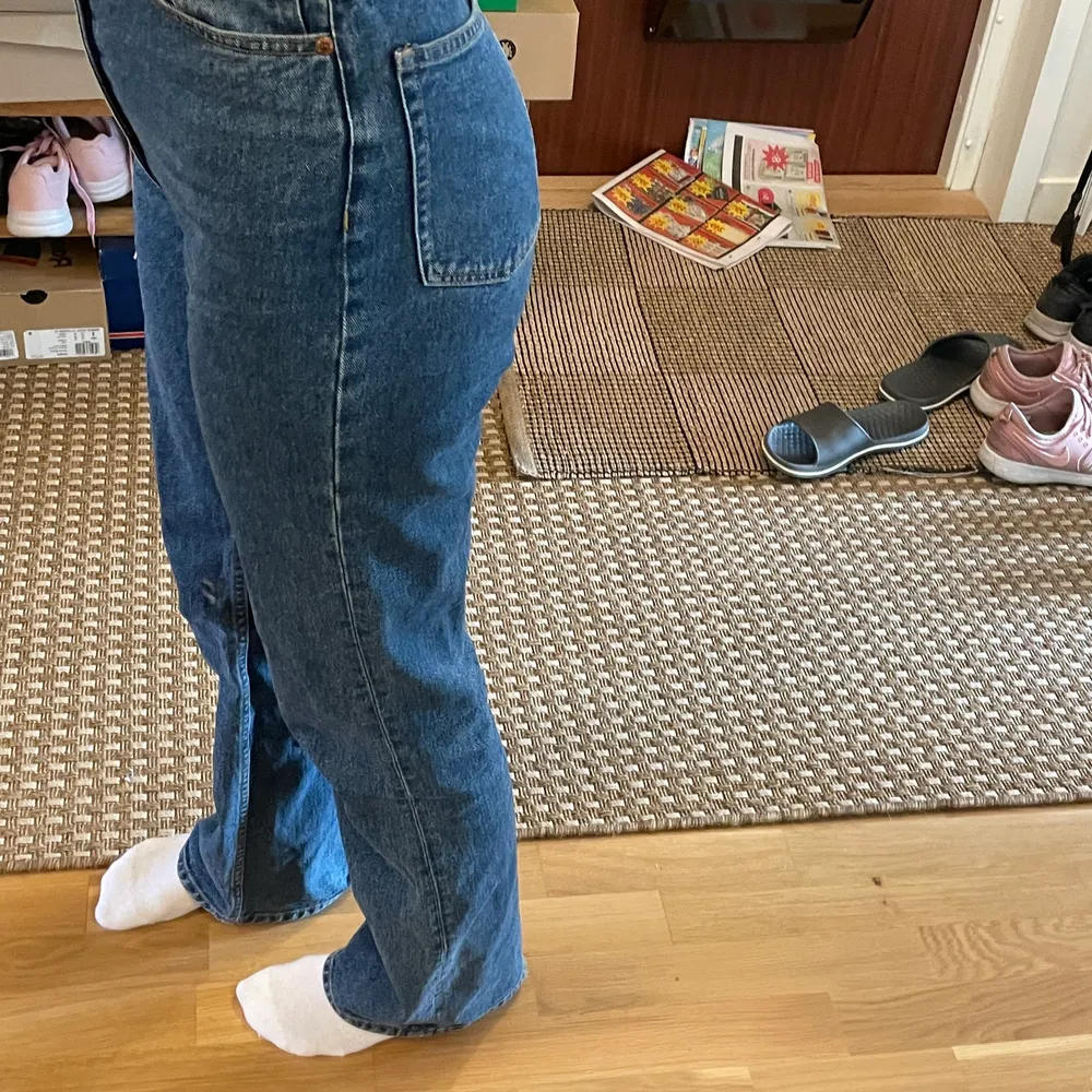Jätte sköna jeans från monki som jag inte använder längre . Jeans & Byxor.