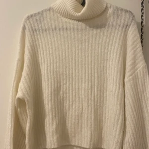 En cropad stickad tröja  - Jag säljer min vita stickade tröja som är typ cropad och har en krage. Den är varm och skön. Jag köpte den för 199 kr och säljer den för 100 kr!