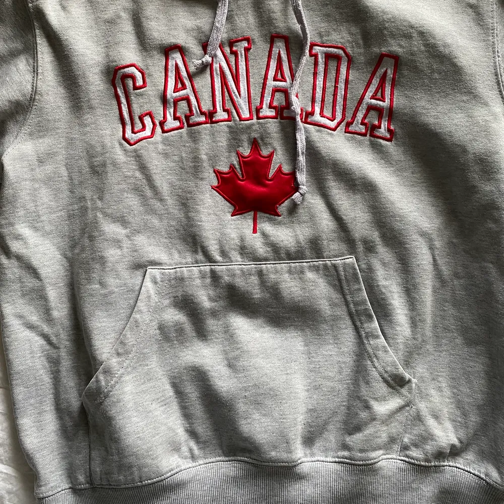 Snygg grå Canada hoodie i storlek M! Använd men i väldigt bra skick. Skriv privat för fler bilder. Frakt tillkommer! Pris kan diskuteras🤍. Hoodies.