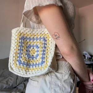 väska - Säljer denna väskan jag har virkat själv! Frakten på 45kr ingår i priset🥰