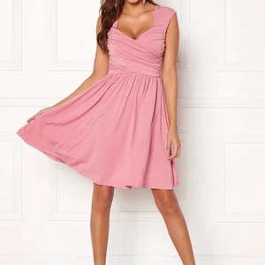 Rosa klänning - Klänning i storlek M från bubbleroom, endast använd 1 gång så väldigt fint skick. Inköpt 2018, men i princip bara hängt i garderoben. 250kr+ev frakt eller bud.