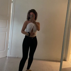 Vit topp  - Jag säljer denna toppen då jag inte alls har någon användning av den. Köpte denna från en tjej från insta som syr ihop dessa toppar själv. Storlek s❤️ meddela för frågor. Köpte denna för 399💞