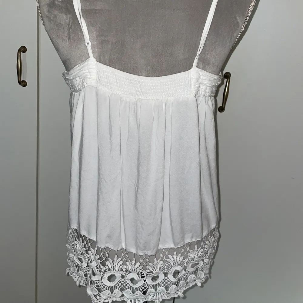 Ett vitt linne med spets längst ner!! Väldigt fin, skönt material och väldigt lätt tyg som ej är genomskinlig⚡️💗 till sommaren är som en ganska kort klänning eller ett långt linne💓💕. Toppar.