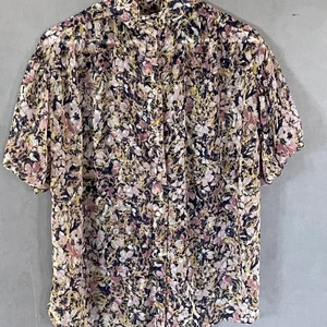 Lindex blus! Oanvänd  - Polyester! Transparant i vackert blommigt mönster med knäppning! 