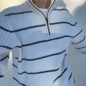 Zip up - Jättefin stickad zip up tröja💗 storlek L men passar Mindre storlekar (s/xs) om man vill ha en mer oversize fit.