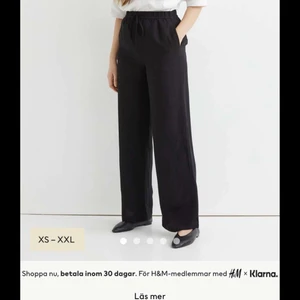 Linnebyxor  - Vid byxa i linmix. Ett par svarta byxor i en härlig linneblandning som är helt slutsålda på H&M. De är långa i benen och är i ett skönt material. Säljer ett par i storlek L då de var lite för stora för min smak, helt oanvända och prislappen är kvar!  