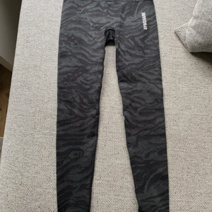 Gymshark Animal - Gymshark Animal Adapt i storlek XS. Gått ett litet håll i scrunchen men enkelt lagat, scrunchen e inte påverkad. Annars inga andra skavanker, använda Max tre gånger. Köparen står för frakten