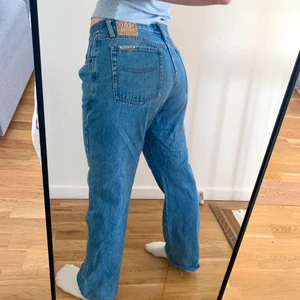 Jeans  - Jeans inköpta på humana. Insydda i midjan då dom var väldigt stora för mig först. Nu passar dom mig som vanligtvis har storlek 29 eller 30 i jeans och är 161 lång.