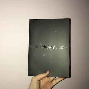 STRAY KIDS NOEASY LIMITED VER - säljer min helt nya noeasy album som jag endast har öppnat. allt i hela albumet tillkommer, som cd, limited photocard set, bangchan photocard 2x, leeknow photocard, photobook och lyric book, postcards, stickers och official poster som ni kan fråga om bild på. ni kan efterfråga plastfickor till photocards för 20kr. JAG KAN MÖTAS I STOCKHOLM.