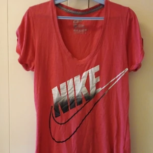 Nike Sports Wear - Bekväm och snygg Nike Sports Weartröja. Tröjan är loose fit så den sitter ganska löst samt använd ett par gånger men i mycket fint skick.        Storlek L. Köptes för 499:-
