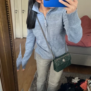 Blå kofta🦋🦋 - Så snygg kofta nu till sommaren!!! Älskar den härliga blåa färgen. Knappt använd så skicket är jättebra. Storlek M men passar både en XS/S beroende på hur man vill att den ska sitta 💙💙🦋