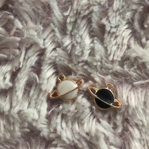 Planet berlocker! 🤍🖤 - Fina planet berlocker i bra skick!🤍✨ 3kr st. Finns 10 av varje färg!