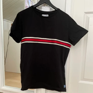 T-Shirt från Just Junkies - Just Junkies T-shitt i Storlek S. Använt väldigt få gånger så den är i gott skick!