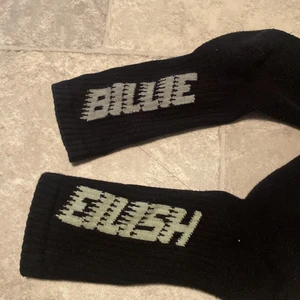 billie eilish stumpor - ett par billie eilish strumpor från h&m, använda typ 2 gånger, väldigt varma och tjocka, 