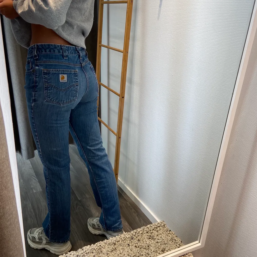Super snygga vintage Carhartt jeans!!👖😍 osäker på storleken men längden är 103cm och midjan är 40cm! Jag är 173cm                                                                       Riktigt fina jeans som du inte hittar i en vanlig butik. Köpta på 452vintage.se 🌼. Jeans & Byxor.