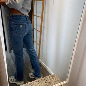 Super snygga vintage Carhartt jeans!!👖😍 osäker på storleken men längden är 103cm och midjan är 40cm! Jag är 173cm                                                                       Riktigt fina jeans som du inte hittar i en vanlig butik. Köpta på 452vintage.se 🌼