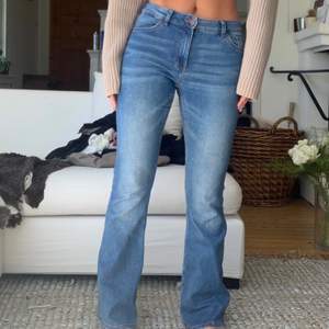 Säljer dessa jeans som är aningen lågmidjade från Lindex, såå fina i bootcut model men kommer dessvärre inte till användning!! Skriv vid frågor eller fler bilder, storlek 36💕