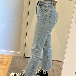 Levis 501 - Säljer ett par klassiska 501or i W23 L26. 🌸